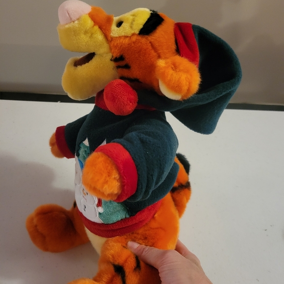 Disney Store Tigger Plush Christmas Snowman Sweater Hat 13" Exclusive - Picture 4 of 4